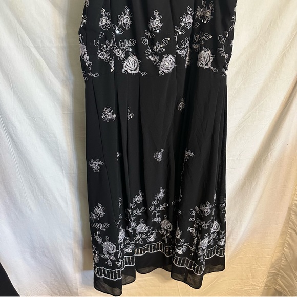 R & M Richards Woman Dress - Picture 12 of 13